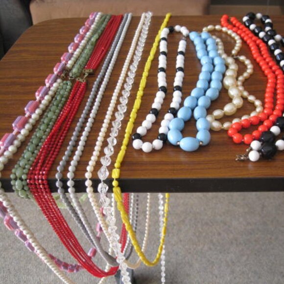Lot of 14 Vintage Plastic Necklaces - Picture 10 of 11